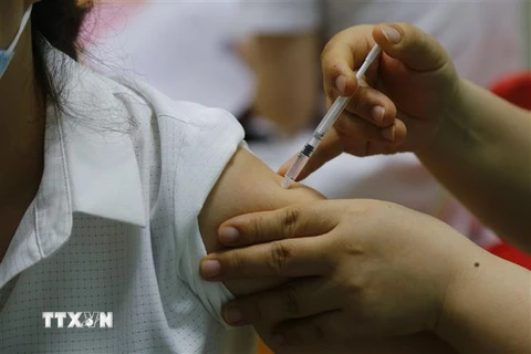 Tiêm vaccine cho người dân ở Tuyên Quang. (Ảnh: Nam Sương/TTXVN)