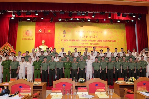 Bộ trưởng Tô Lâm cùng các đại biểu tham dự buổi gặp mặt kỷ niệm 75 năm Ngày truyền thống lực lượng Tham mưu Công an Nhân dân (18/4/1946-18/4/2021). (Nguồn: Bộ Công an) 