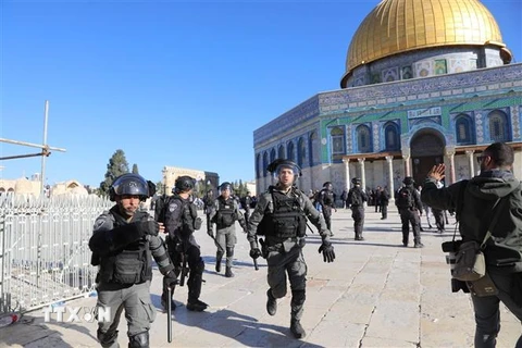 Cảnh sát Israel tại khu vực Đền Al-Aqsa ở Đông Jerusalem ngày 15/4. (Ảnh: THX/TTXVN) 