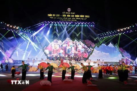 Chương trình văn nghệ do các diễn viên quần chúng biểu diễn chào mừng Lễ khai mạc Tuần Du lịch-Văn hóa Lai Châu năm 2022. (Ảnh: Quý Trung/TTXVN) 