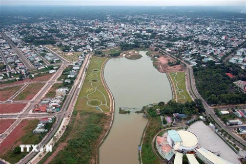Một góc hồ Suối Cam, thành phố Đồng Xoài, Bình Phước nhìn từ trên cao. (Ảnh: Sỹ Tuyên/TTXVN)