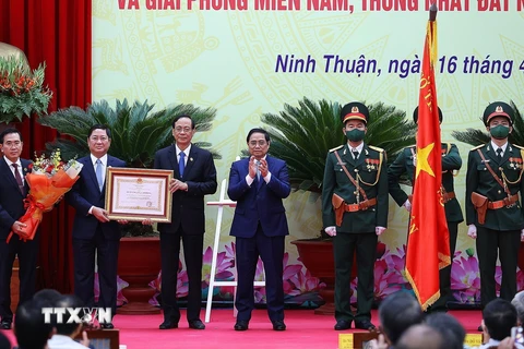 Thủ tướng Phạm Minh Chính trao Huân chương Lao động hạng Nhất của Chủ tịch nước tặng Đảng bộ, chính quyền và nhân dân tỉnh Ninh Thuận. (Ảnh: Dương Giang/TTXVN) 
