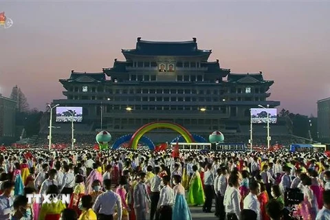 Một tiết mục biểu diễn của sinh viên Triều Tiên nhân kỷ niệm 110 năm ngày sinh cố Chủ tịch Kim Nhật Thành tại thủ đô Bình Nhưỡng tối 15/4/2022. (Ảnh: Yonhap/TTXVN) 