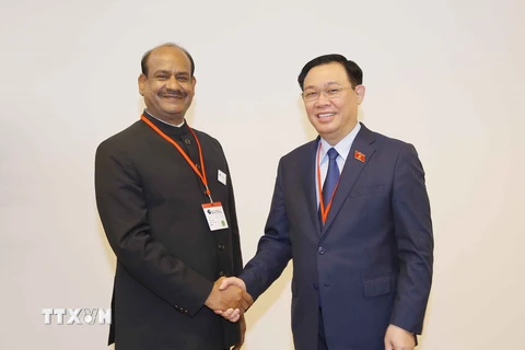 Chủ tịch Quốc hội Vương Đình Huệ hội kiến Chủ tịch Hạ viện Ấn Độ Om Birla nhân chuyến thăm Ấn Độ. (Ảnh: Doãn Tấn/TTXVN) 