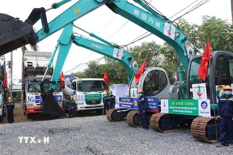 Xe máy công trình thực hiện Khởi công xây dựng cầu Rạch Miễu 2. (Ảnh: Huỳnh Phúc Hậu/TTXVN) 