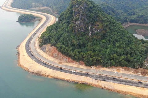 Tuyến đường bao biển nối Hạ Long với Cẩm Phả. (Nguồn: baogiaothong.vn) 