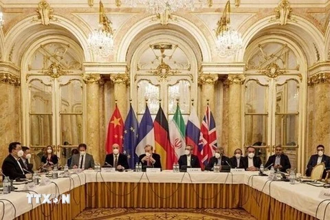 Các đại biểu tại vòng đàm phán khôi phục thỏa thuận hạt nhân Iran ở Vienna, Áo ngày 27/12/2021. (Ảnh: AFP/TTXVN) 