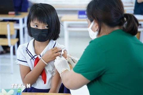 Tiêm vaccine cho trẻ em ở Bình Thuận. (Ảnh: Hồng Hiếu/TTXVN) 