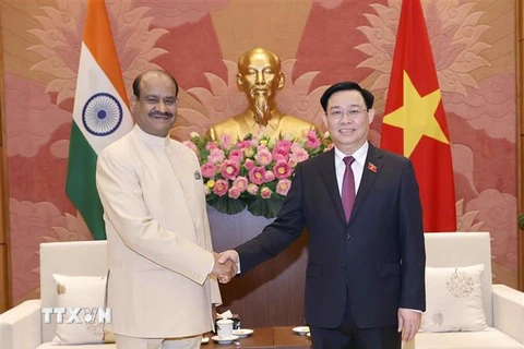 Chủ tịch Quốc hội Vương Đình Huệ và Chủ tịch Hạ nghị viện Cộng hòa Ấn Độ Om Birla. (Ảnh: Doãn Tấn/TTXVN) 