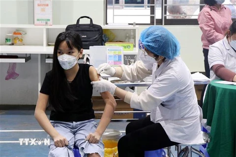 Nhân viên y tế tiêm vaccine COVID-19 cho trẻ em ở Sơn La. (Ảnh: Hữu Quyết/TTXVN) 