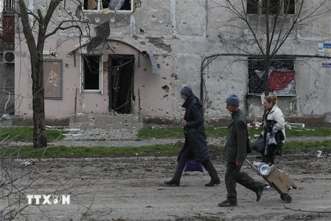 Người dân Ukraine sơ tán khỏi thành phố Mariupol ngày 18/4/2022. (Ảnh: THX/TTXVN) 