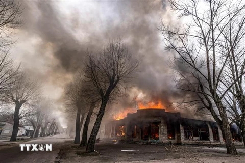Một ngôi nhà bị cháy do trúng đạn pháo trong xung đột Nga-Ukraine ở Severodonetsk, vùng Donbass. (Ảnh: AFP/TTXVN) 