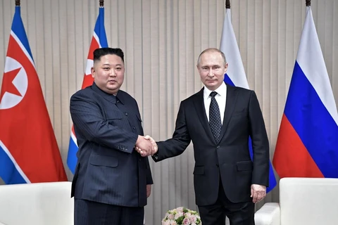 Tổng thống Nga Vladimir Putin (phải) và nhà lãnh đạo Triều Tiên Kim Jong-un. (Ảnh: AFP/TTXVN) 