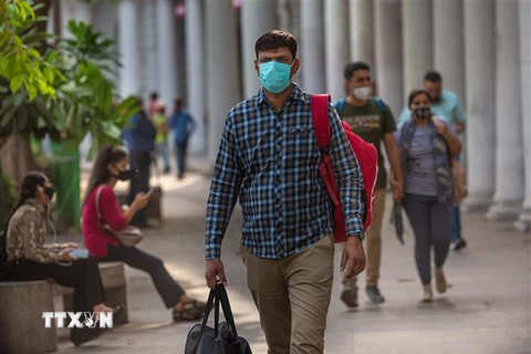 Người dân đeo khẩu trang phòng dịch COVID-19 tại New Delhi, Ấn Độ ngày 22/4/2022. (Ảnh: THX/TTXVN) 
