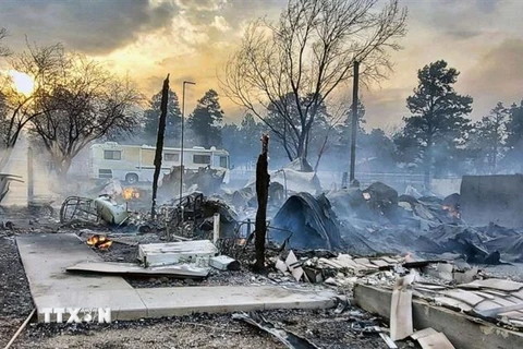 Khói bốc lên từ đám cháy rừng ở bang New Mexico, Mỹ ngày 19/4/2022. (Ảnh: AP/TTXVN) 