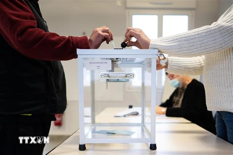 Cử tri bỏ phiếu trong vòng hai cuộc bầu cử Tổng thống Pháp tại Lavau-sur-Loire ngày 24/4/2022. (Ảnh: AFP/TTXVN) 
