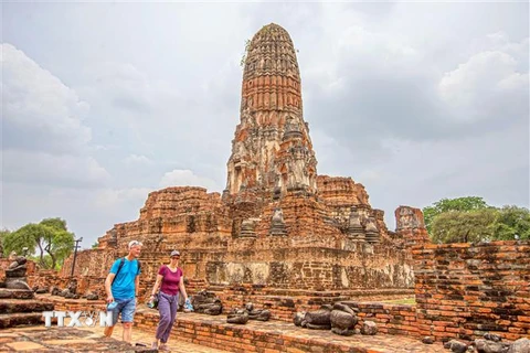 Khách du lịch tham quan Công viên lịch sử Ayutthaya ở Ayutthaya, Thái Lan, ngày 18/4/2022. (Ảnh: THX/TTXVN) 