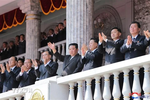 Nhà lãnh đạo Triều Tiên Kim Jong-un (giữa) cùng các quan chức cấp cao dự lễ kỷ niệm 110 năm ngày sinh của cố lãnh tụ Kim Nhật Thành, tại thủ đô Bình Nhưỡng, ngày 15/4/2022. (Ảnh: Yonhap/TTXVN) 