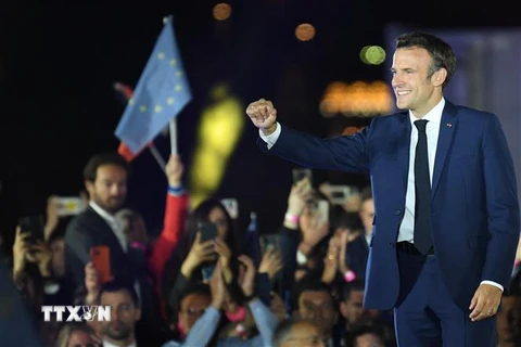 Phát biểu trước những người ủng hộ ở Paris tối 22/4 sau khi giành chiến thắng, Tổng thống Emmanuel Macron nhấn mạnh ông không phải là ứng cử viên của một phái chính trị nào mà là "Tổng thống của tất cả mọi người." (Ảnh: AFP/TTXVN) 