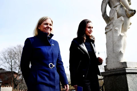 Thủ tướng Thụy Điển Magdalena Andersson (trái) đi dạo với Thủ tướng Phần Lan Sanna Marin trước cuộc họp tại Stockholm, Thụy Điển vào ngày 13/4. (Nguồn: Reuters)