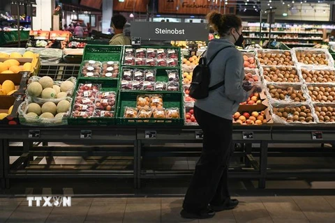 Người dân mua hàng tại một siêu thị ở Frankfurt, Đức ngày 7/4/2022. (Ảnh: THX/TTXVN) 