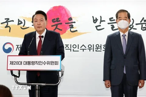Tổng thống đắc cử Hàn Quốc Yoon Suk-yeol (trái) đề cử ông Han Duck-soo làm Thủ tướng trong Chính phủ mới, tại cuộc họp báo ở Seoul ngày 3/4/2022. (Ảnh: Yonhap/TTXVN) 