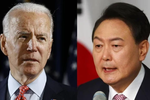 Tổng thống đắc cử Hàn Quốc Yoon Suk-yeol (phải) và Tổng thống Mỹ Joe Biden. (Nguồn: AP)