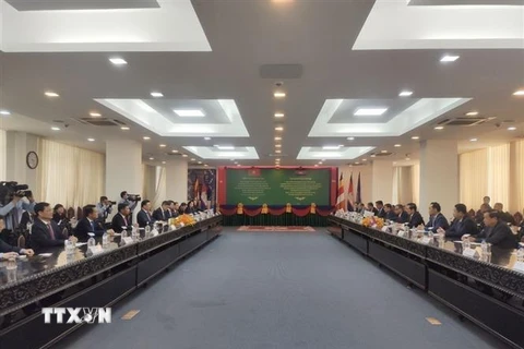 Đoàn đại biểu cấp cao Thủ đô Hà Nội hội đàm với lãnh đạo Đô thành Phnom Penh. (Ảnh: Trần Long/TTXVN) 