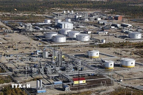 Một nhà máy lọc dầu tại Gubkinsky, Nga. (Ảnh: AFP/TTXVN) 
