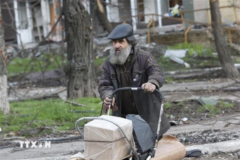 Người dân sơ tán khỏi thành phố Mariupol, Ukraine, ngày 22/4/2022. (Ảnh: THX/TTXVN) 