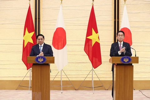 Thủ tướng Phạm Minh Chính và Thủ tướng Nhật Bản Kishida Fumio. (Ảnh: Dương Giang/TTXVN) 