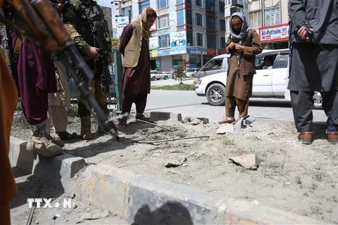 Nhân viên an ninh Afghanistan điều tra tại hiện trường vụ đánh bom ở Kabul, Afghanistan. (Ảnh: THX/TTXVN) 