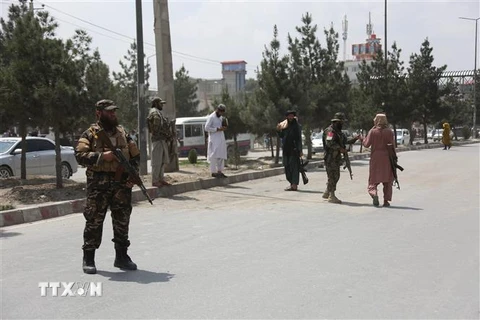 Lực lượng an ninh Afghanistan gác gần hiện trường vụ đánh bom ở thủ đô Kabul. (Ảnh: THX/TTXVN) 