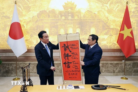 Thủ tướng Phạm Minh Chính tặng Thủ tướng Nhật Bản Kishida Fumio bức thư pháp "Chân thành-Tình cảm-Tin cậy." (Ảnh: Dương Giang/TTXVN) 