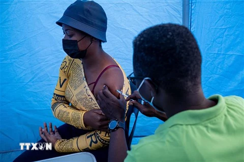 Nhân viên y tế tiêm vaccine phòng COVID-19 cho người dân tại Johannesburg, Nam Phi. (Ảnh: AFP/TTXVN) 