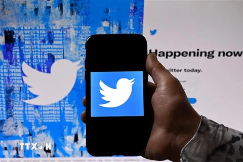 Biểu tượng Twitter trên màn hình điện thoại và máy tính ở Washington, DC, Mỹ. (Ảnh: AFP/TTXVN) 