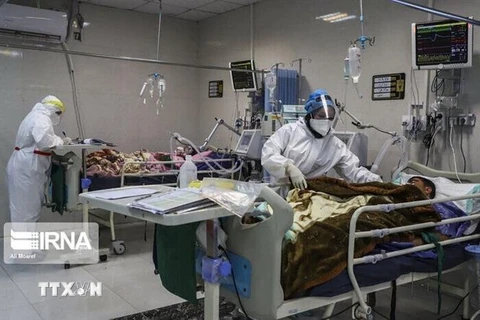 Nhân viên y tế điều trị cho bệnh nhân COVID-19 tại một bệnh viện ở Iran. (Ảnh: IRNA/TTXVN) 