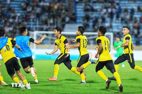 Các cầu thủ U23 Malaysia vỡ oà cảm xúc chiến thắng sau khi trận đấu kết thúc. (Ảnh: Tuấn Anh/TTXVN) 