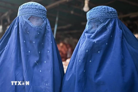 Phụ nữ Afghanistan mặc trang phục Burqa tại một khu chợ ở Kabul, Afghanistan. (Ảnh: AFP/TTXVN) 