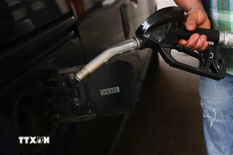 Bơm xăng cho phương tiện tại một trạm xăng. (Ảnh: THX/TTXVN) 