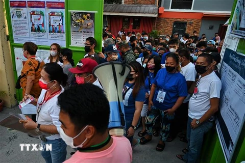 Cử tri Philippines chờ bỏ phiếu bầu tổng thống tại điểm bầu cử ở Manila ngày 9/5/2022. (Ảnh: AFP/TTXVN) 