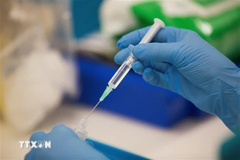Nhân viên y tế tiêm vaccine ngừa COVID-19 của Pfizer BioNTech tại Briston, Anh. (Ảnh: AFP/TTXVN) 