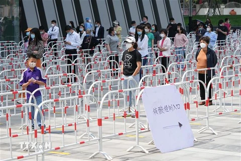 Người dân xếp hàng chờ xét nghiệm COVID-19 tại Bắc Kinh, Trung Quốc, ngày 5/5/2022. (Ảnh: THX/TTXVN) 