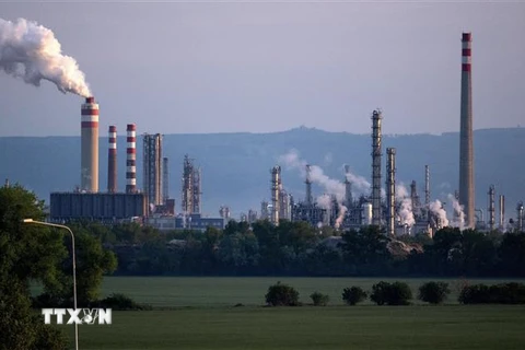 Toàn cảnh nhà máy lọc dầu Slovnaft ở Bratislava, Slovakia ngày 3/5/2022. (Ảnh: AFP/TTXVN) 