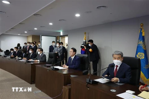 Tổng thống đắc cử Hàn Quốc Yoon Suk-yeol (thứ hai, phải) tại buổi giao ban với Hội đồng Tham mưu trưởng liên quân trong một boongke dưới mặt đất ở Yongsan, Seoul, khởi đầu nhiệm kỳ Tổng thống, ngày 10/5/2022. (Ảnh: YONHAP/TTXVN) 