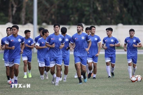 Các cầu thủ đội tuyển U23 Philippines tập luyện trên sân vận động huyện Tam Nông. (Ảnh: Minh Quyết/TTXVN) 