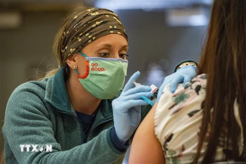 Nhân viên y tế tiêm vaccine ngừa COVID-19 cho người dân tại Bidderford, Maine, Mỹ. (Ảnh: AFP/TTXVN) 