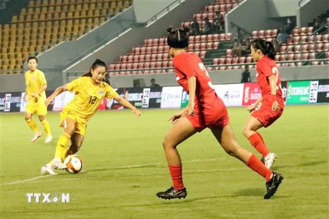 Trận đấu giữa đội tuyển Thái Lan (áo vàng) và Singapore (áo đỏ) trong khuôn khổ bảng B môn bóng đá nữ tại SEA Games 31 diễn ra trên sân vận động Cẩm Phả. (Ảnh: Anh Tuấn/TTXVN) 