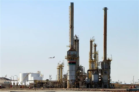 Nhà máy lọc dầu tại al-Buraqah, Libya. (Ảnh: AFP/TTXVN) 