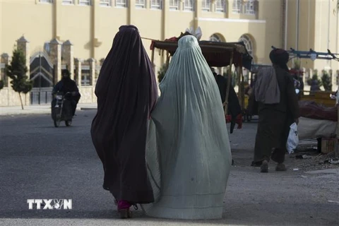 Phụ nữ Afghanistan mặc trang phục Burqa trên một đường phố ở Kandahar, Afghanistan, ngày 7/5/2022. (Ảnh: AFP/TTXVN) 